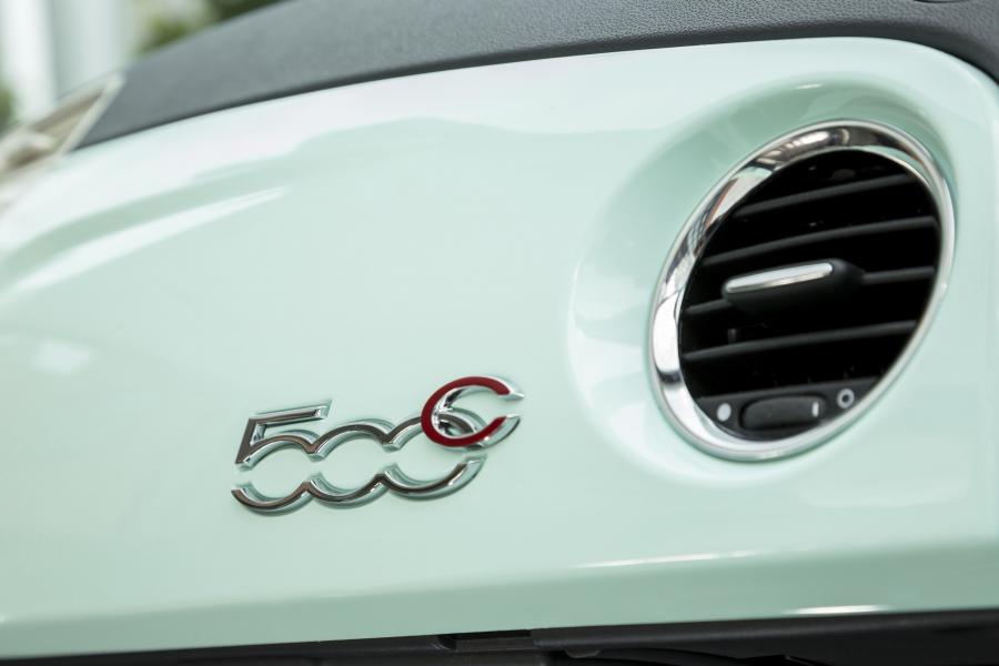 Детали интерьера Fiat 500C Cult 2014 года  (фото 11 из 44)